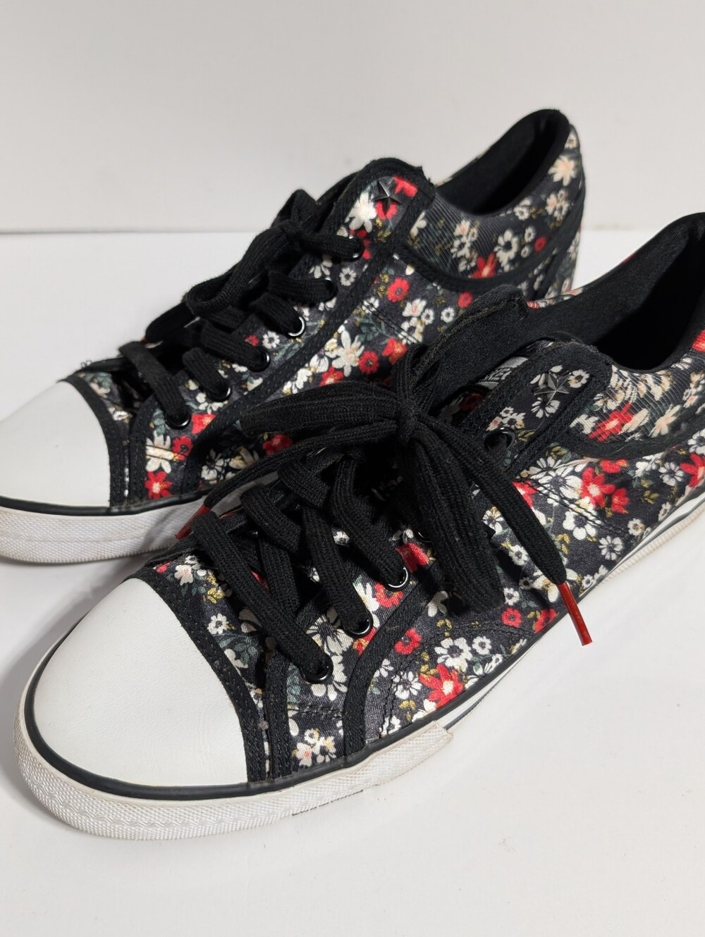Skechers Black Floral Low-Top Lace-Up Sneakers - Picture 2 of 9